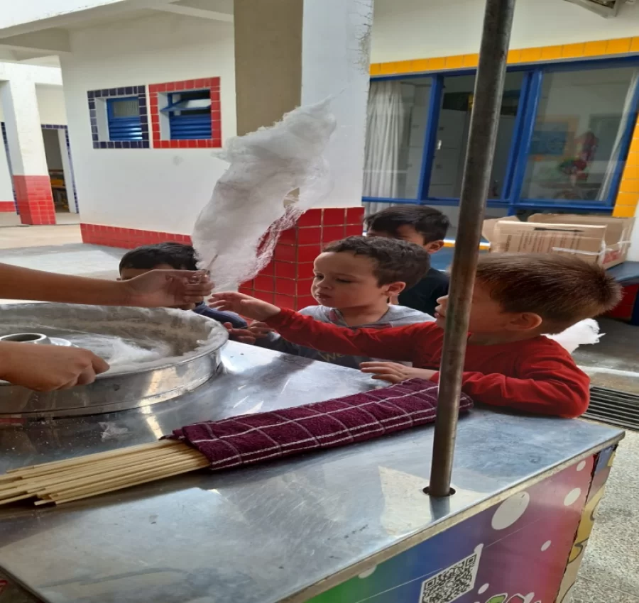ESTUDANTES SE DIVERTEM COM BRINQUEDOS INFLÁVEIS EM CRUZMALTINA