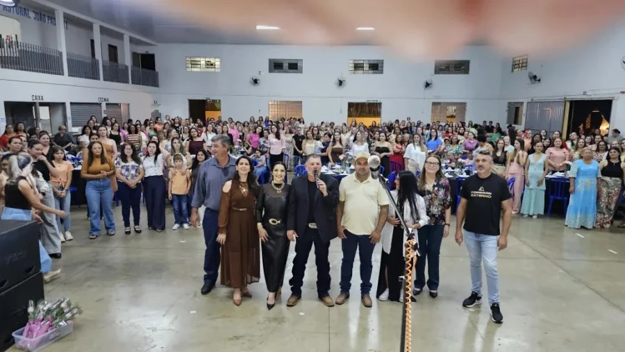 Evento “Noite Dourada” em homenagem às mães realizado com sucesso